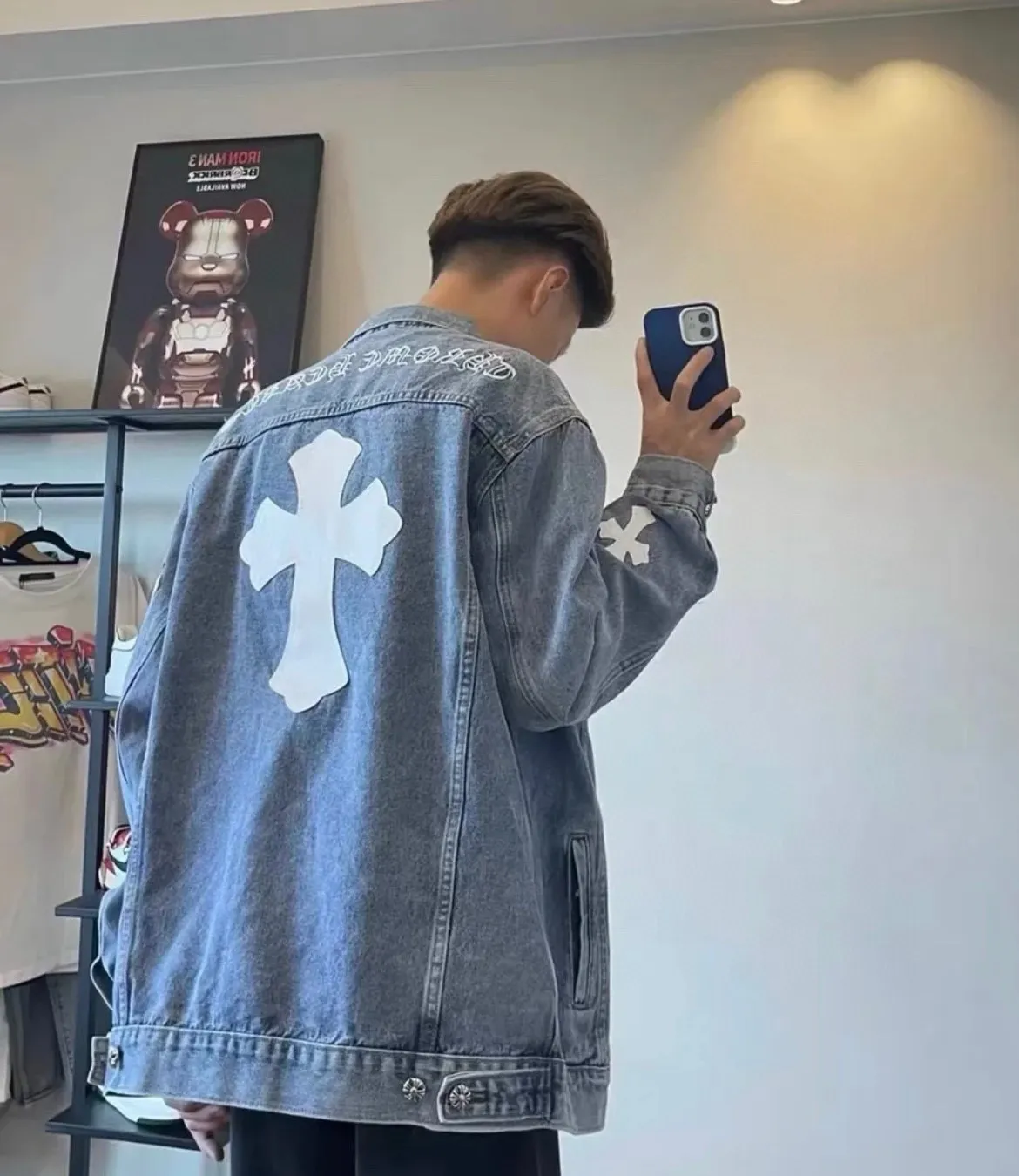 P260 [Next day] Chrome/Hearts Chrome Heart Sanskrit embroidered cross-patched leather denim jacket. The whole piece of clothing is really heavy-duty. It is made of denim denim imported from Japan. It is washed after the finished product. The loss rate is very high. The overall distressed craftsmanship has a stylish upper body. The classic Sanskrit embroidery design on the back. The Behringer embroidery machine is precise and three-dimensional because of the distressed craftsmanship. From the hardware to the three labels, everything is re-opened and made to order. 100% restoration of the craftsmanship. Including the silver thread anti-counterfeiting, all are redone this year. All cross leathers are laser aligned. The leather difference is definitely not the same as the super fiber leather on the market. It uses this year’s new sheep leather. The finished embroidery guarantees the overall quality❗️ Color: light blue Size: S M L